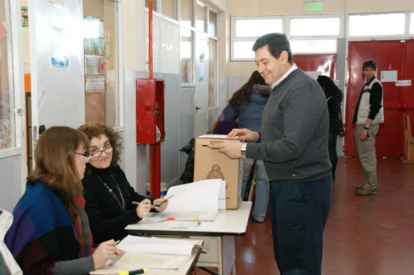 Gabriel Clementino, al momento de emitir su voto en la Escuela 21.