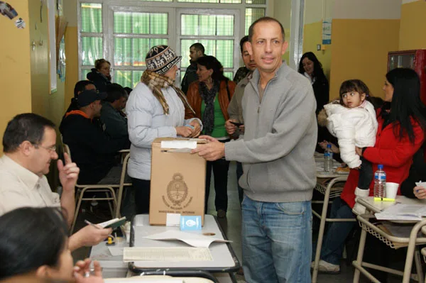 Rubén Sciutto, al momento de emitir su voto en el Colegio Alicia Moreau de Justo.