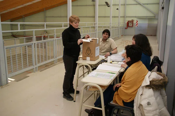 Nélida Belous, al momento de votar en la Escuela 14.