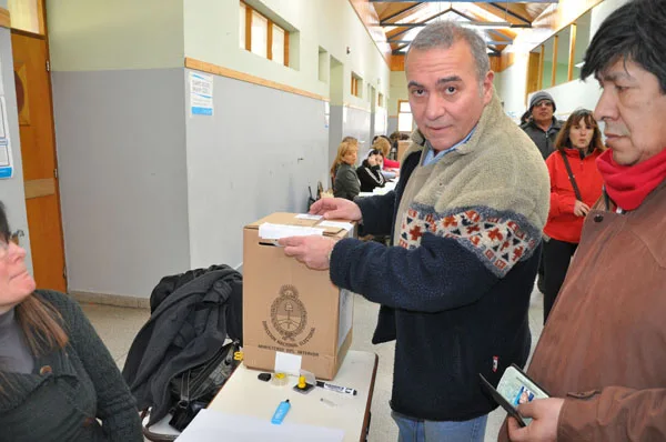 Daniel Lépez, al momento de votar en la Escuela 8.