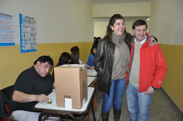 Verónica González acudió a votar y la acompañó Julio Catalan Magni.