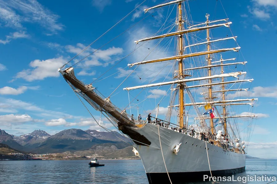 La Fragata Libertad amarró en el puerto de Ushuaia