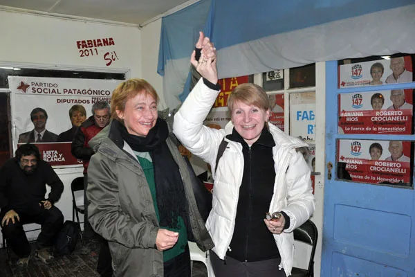 Ríos levanta la mano de Nélida Belous, ganadora de la interna del PSP.