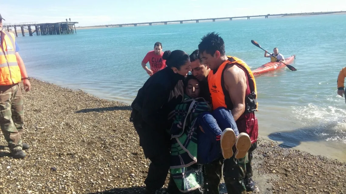 Rescatan a una joven mujer que trató de suicidadarse en el río Grande