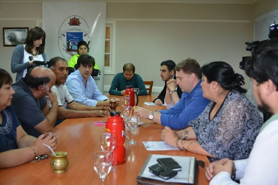 Concejales recibieron a trabajadores de taxis, por el pedido de aumento