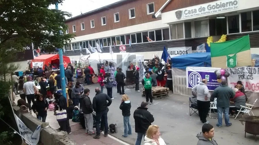 Hasta el jueves, habrá tres carpas frente a Casa de Gobierno