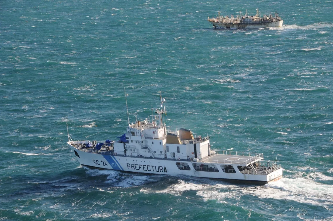 Prefectura disparó contra un barco chino que pescaba ilegalmente en mar argentino