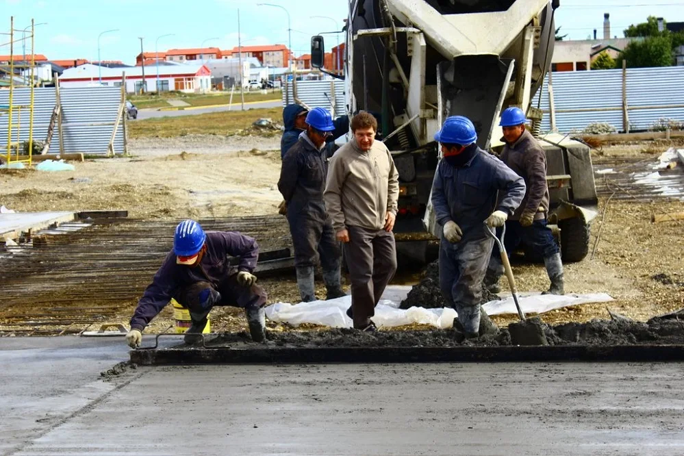 El intendente Melella recorrió la obra de construcción del nuevo natatorio para ciudad