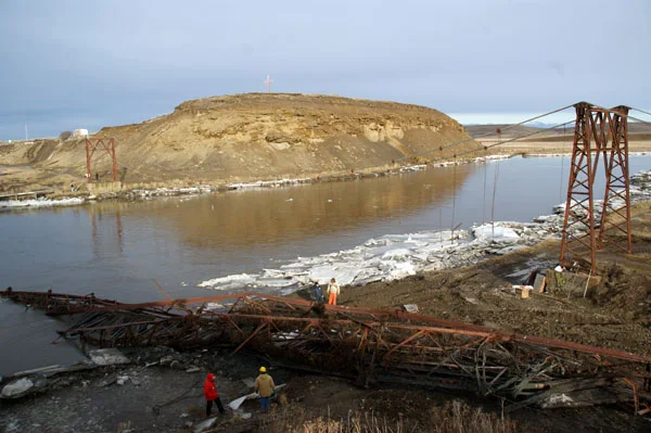 El puente fue retirado del río y ahora se evalúa su reconstrucción.