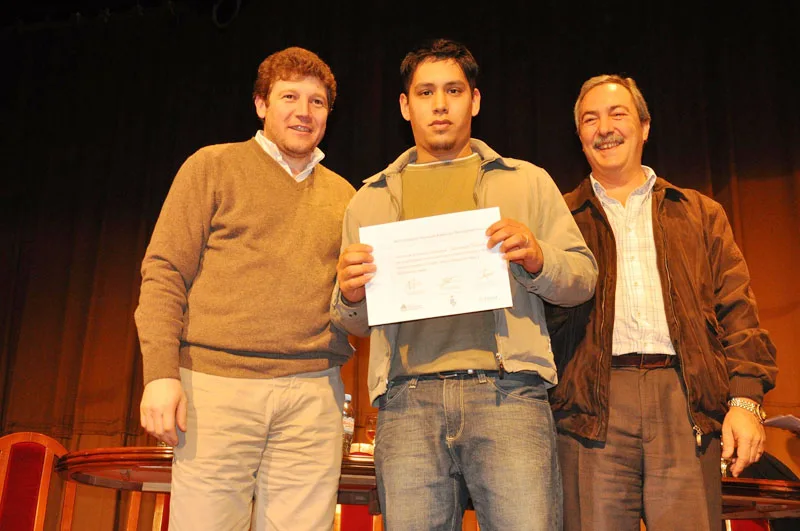 Jorge Martín y Gustavo Melella, junto a un joven que culminó la capacitación.
