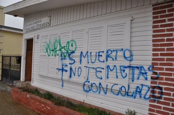 Las pintadas amenazantes ya forman parte de la 'campaña sucia'