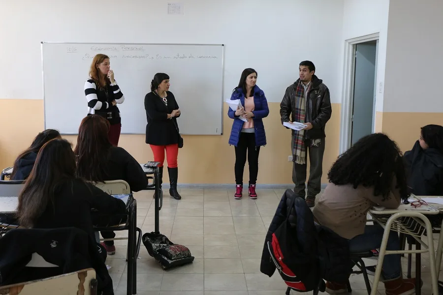 La Municipalidad repartió material sobre Malvinas en escuelas y lugares públicos