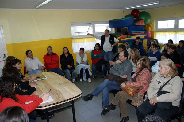 Amanda Del Corro y padres de alumnos del CAAD, durante la reunión.