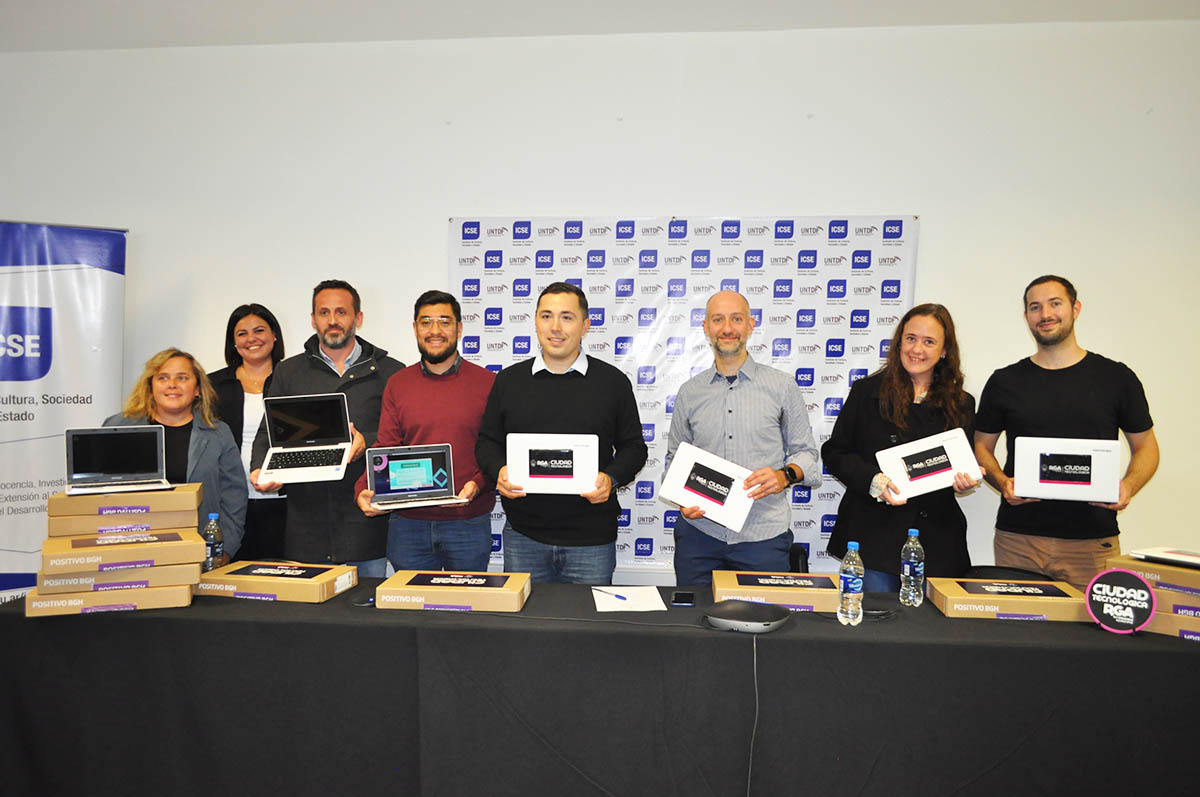 Las 20 computadoras entregadas por el Municipio de Río Grande a la Untdf contribuirán a la inclusión tecnológica.