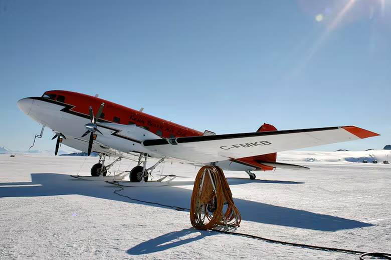 Un avión Basler BT-67 en la base Williams Field en la Antártida