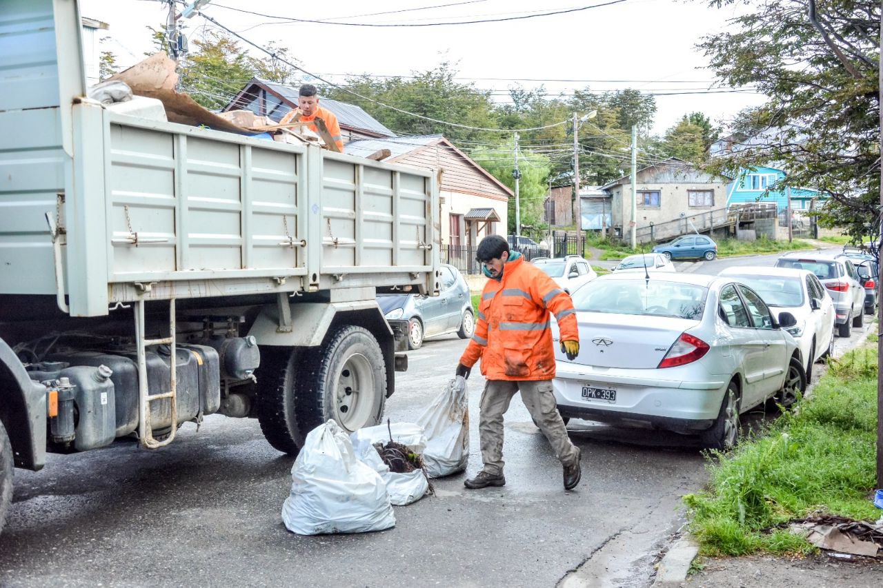 Intensa jornada de limpieza en los barrios Felipe Varela y Latinoamericano