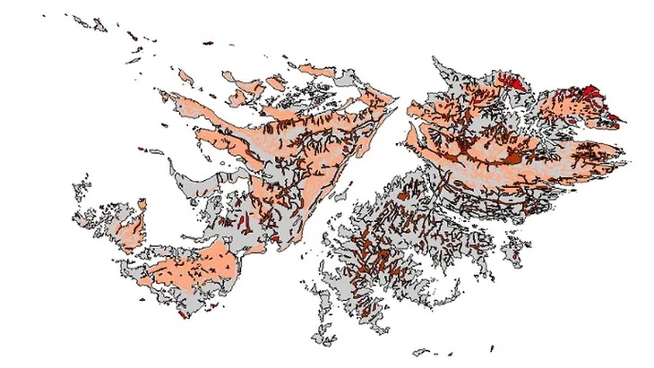 Mapa de las Malvinas con las turberas en naranja. (Imagen: Evans et. al. Implementation of an emission inventory for UK peatlands).