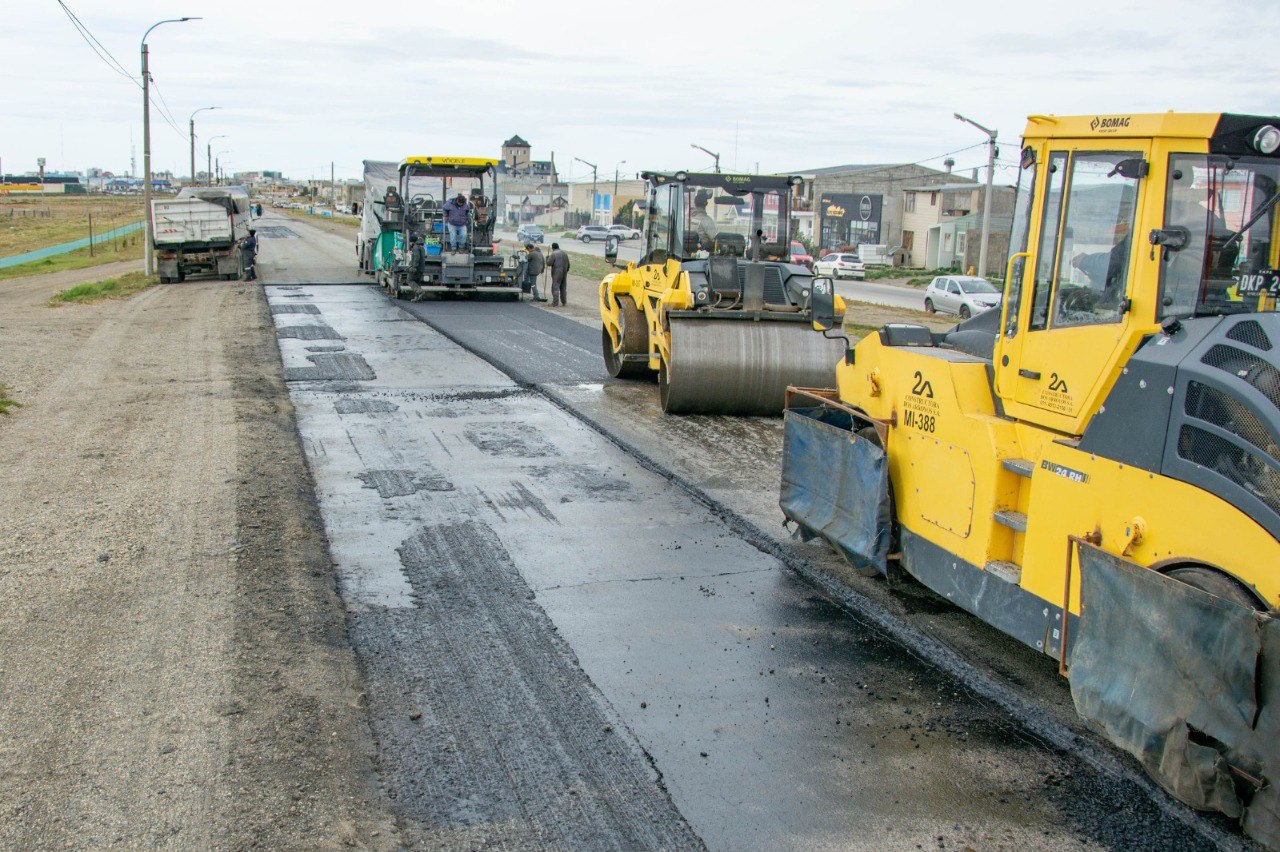 Despliegue de maquinarias y trabajadores, avanzan a buen ritmo los trabajos de bacheo en asfalto que se realizan en sectores claves para el desarrollo de la ciudad.