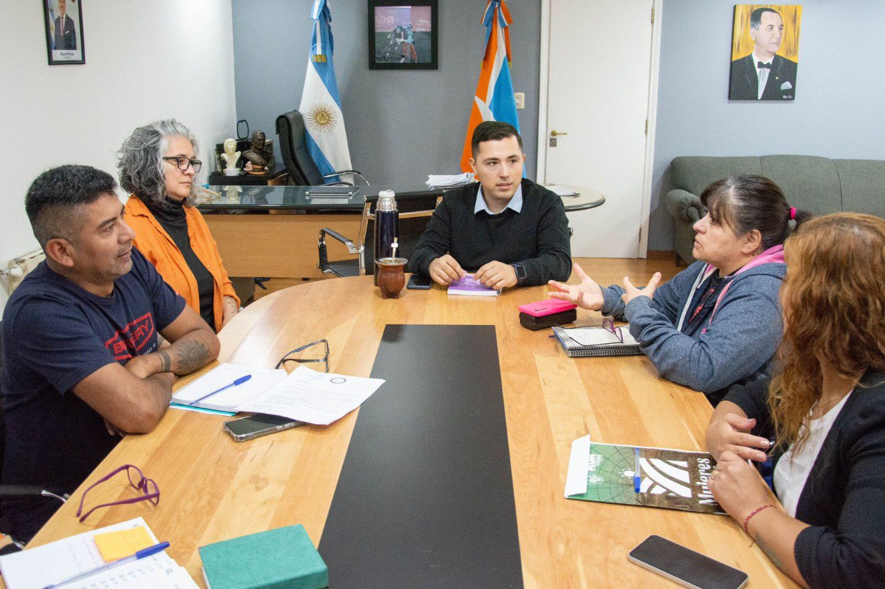 El secretario de Gestión Ciudadana, Gonzalo Ferro, mantuvo un encuentro con las representantes de la Multisectorial de DDHH de Río Grande: Yolanda Dips, Verónica Andino y Roxana De Los Santos.